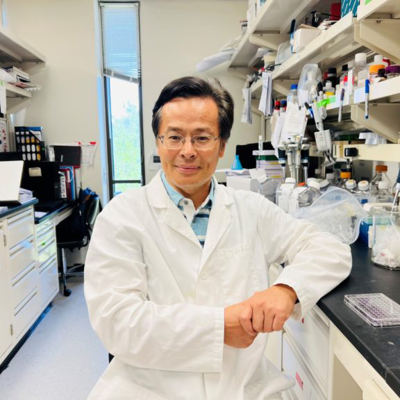 Dr. Guo in his lab